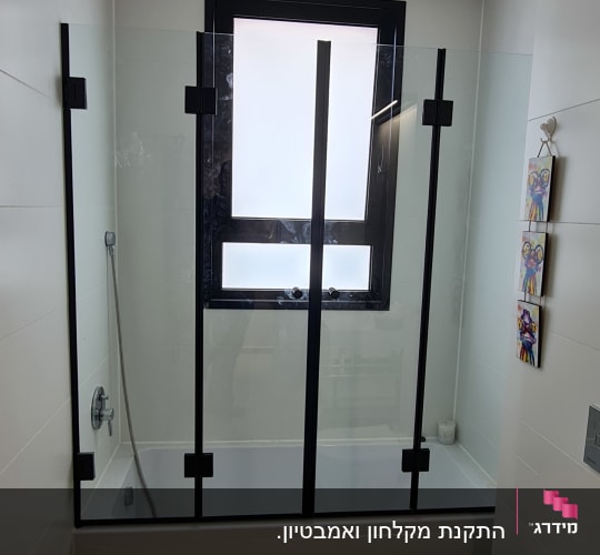 מקלחון עם דלתות זכוכית וברז מקלחת